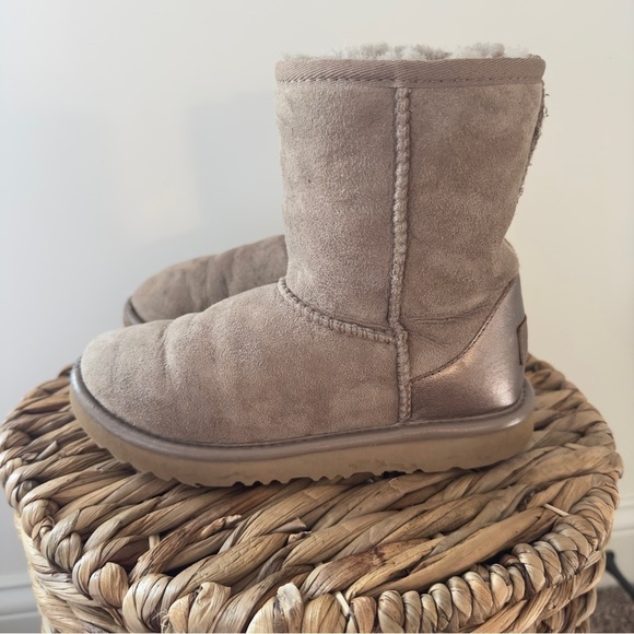 UGG Girls Classic Metallic Boot Size 1 - Picture 4 of 12